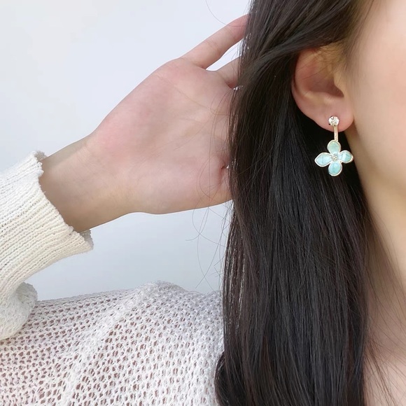 Enamel Pastel blue floral loop earrings - Picture 4 of 5